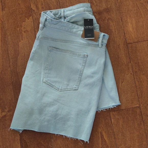 Lauren Ralph Lauren Women's Medium-Wash Denim Shorts with Frayed Hem. Size 22 W - Picture 3 of 15